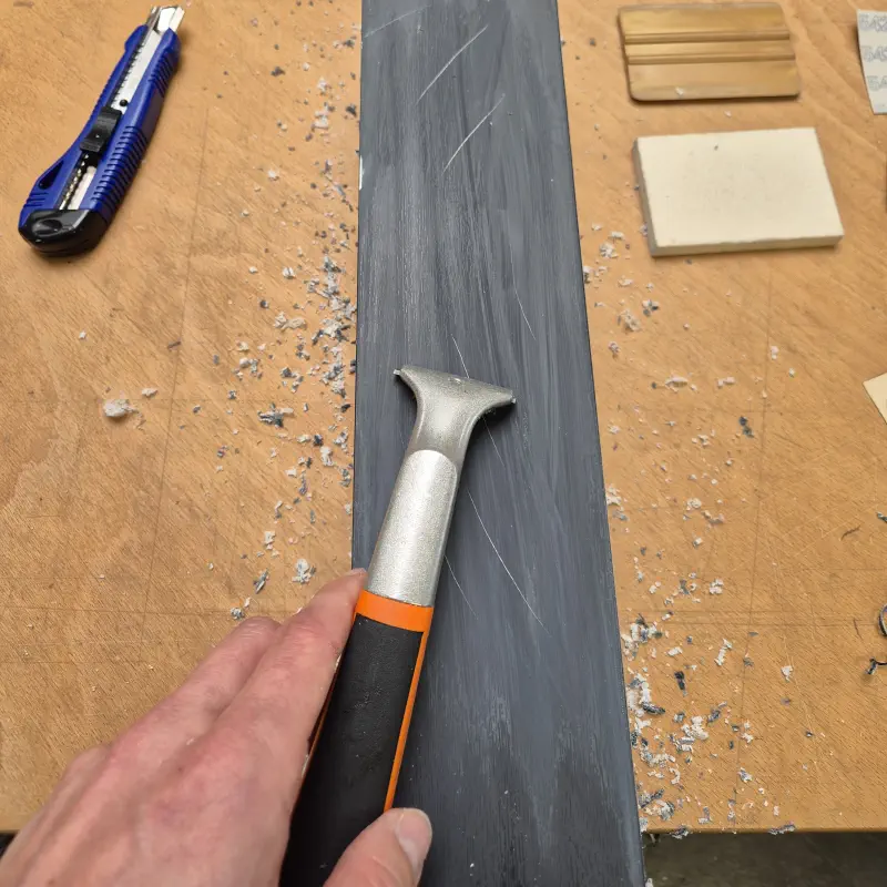 Old window frame foil is removed with the paint scraper